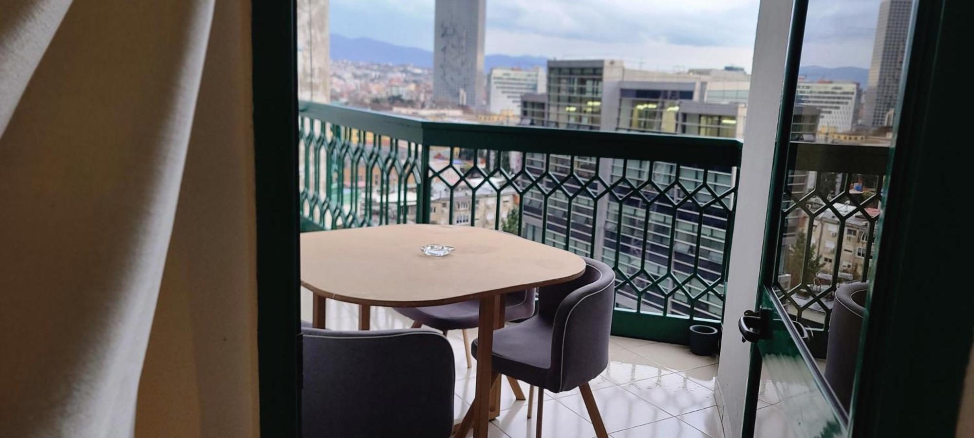 Apartament Center Tiranë Bilik gambar